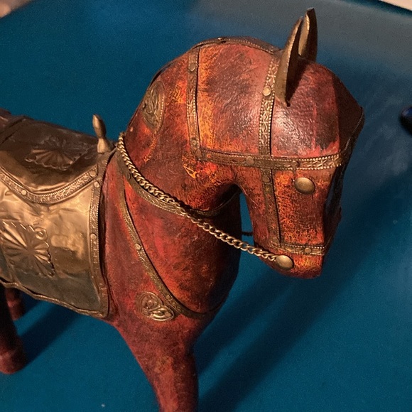 Wood/brass Horse statue from India. Exquisite detailed brass embellishments. - Picture 10 of 13